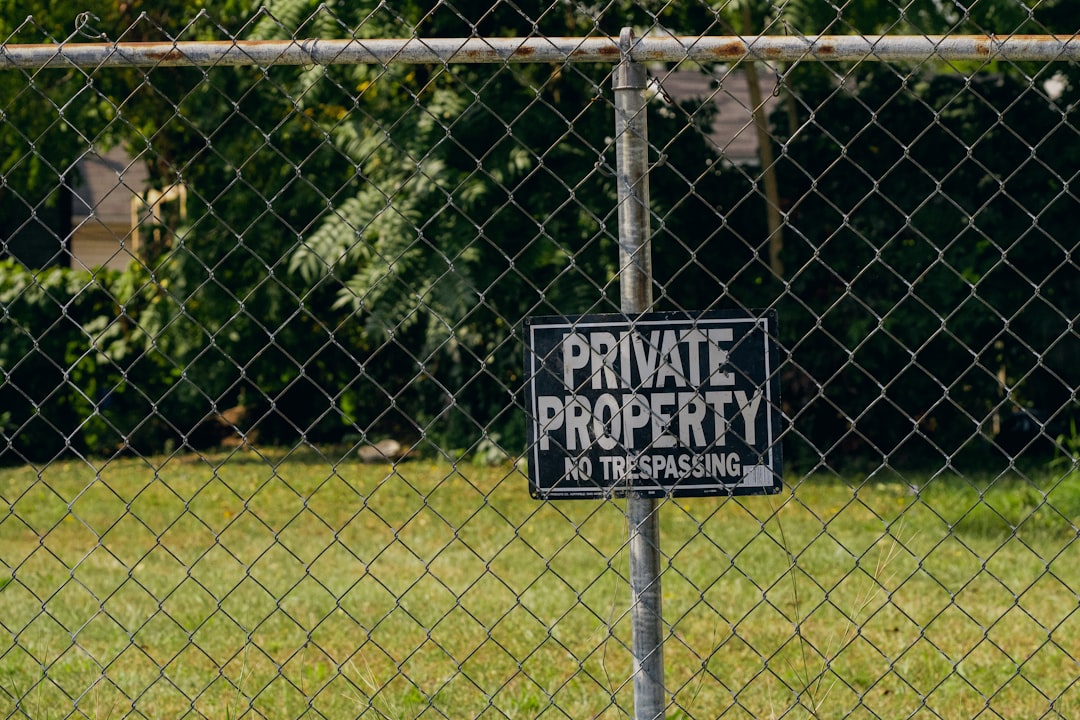 no smoking sign on gray metal fence
