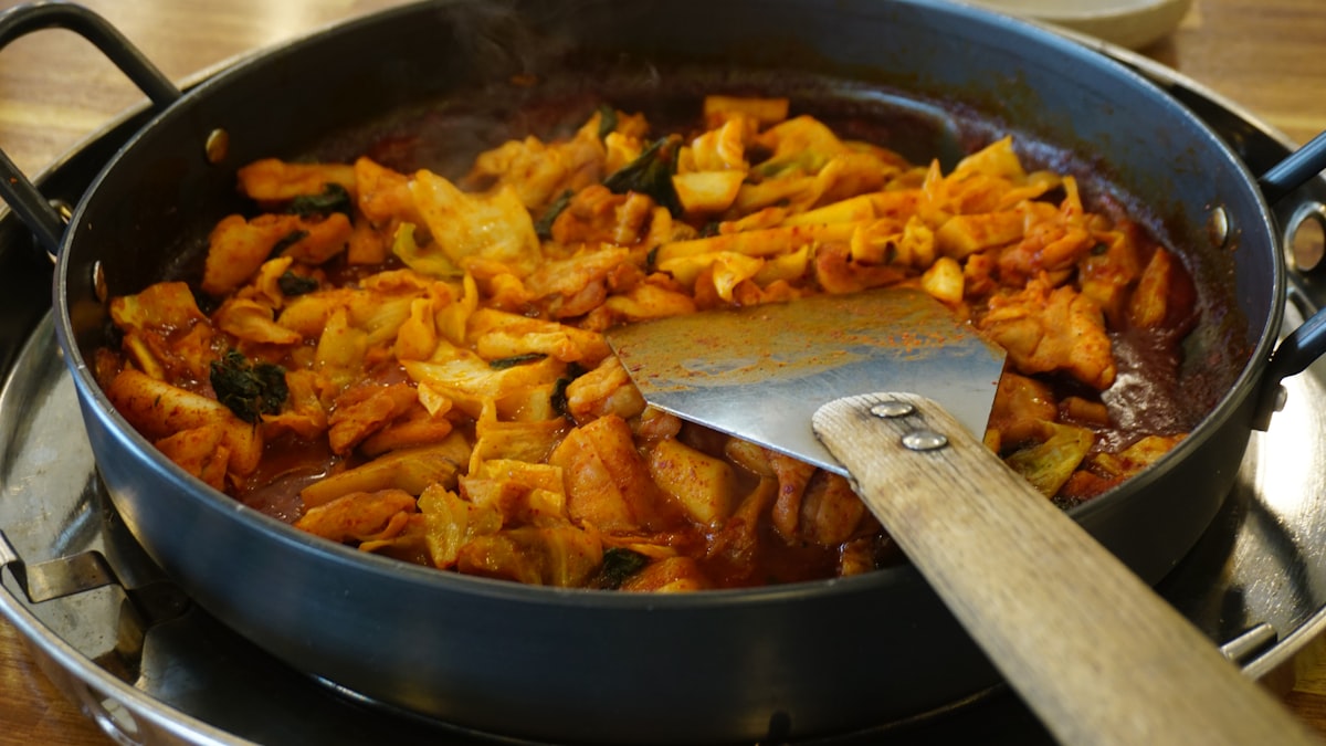 tteokbokki-cooking-technique-shallow-pan