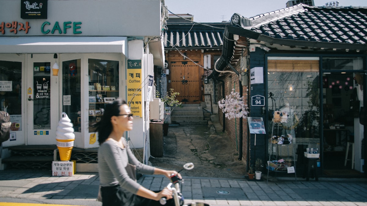 Seoul hidden alley cafe aesthetic