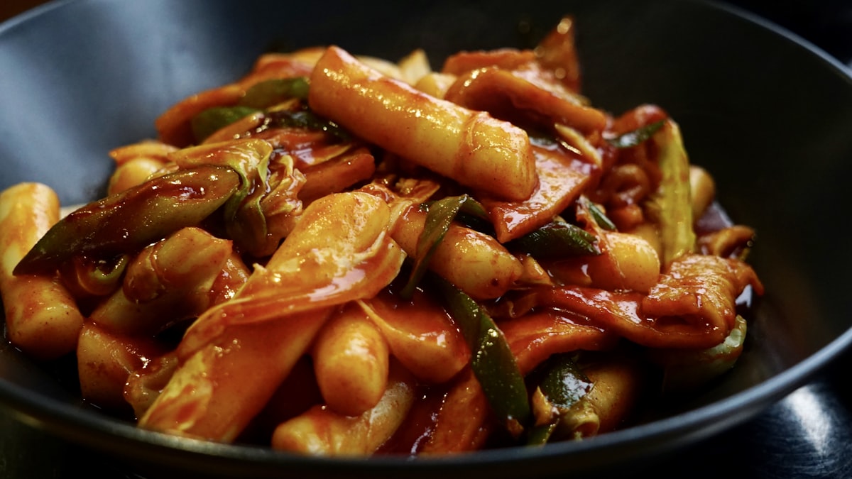 korean tteokbokki sauce simmering pan
